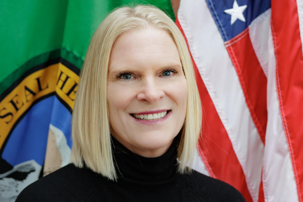 City of Chelan Mayor Erin McCardle headshot in front of Washington State and United States flags